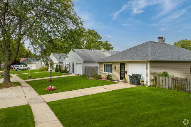 Most Boulder Hill homes are ranch style or split level builds & range from 1000 to 2300 sq. ft.