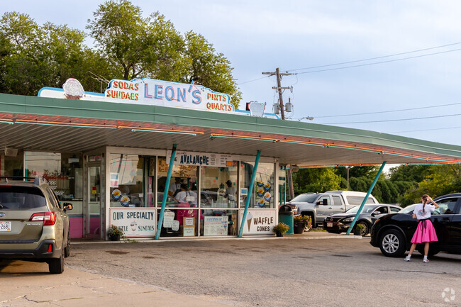Leon's is an old-school parlor in a retro-themed storefront, with orders taken from the car.