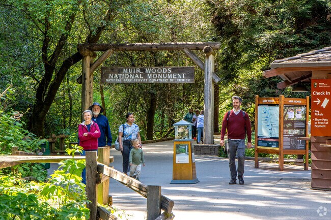 Near Almonte the famous Muir Woods are popular for day trips among families.