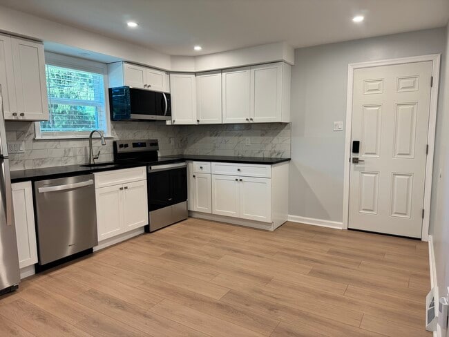 534 Kalmia St unit A - downstairs apt, Warminster, PA 18974 - photo 2