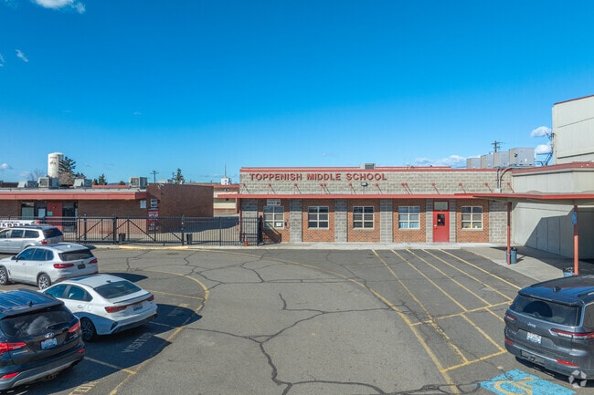 Toppenish Middle School teachers received a B grade from Niche.