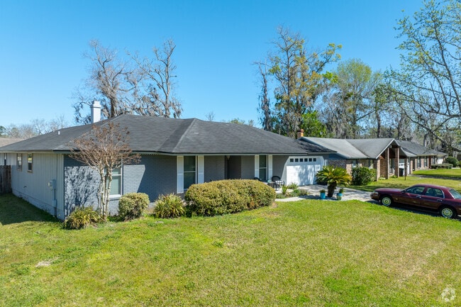 There are nice, well-maintained ranch-style homes in the Bellair-Meadowbrook Terrace neighborhood.