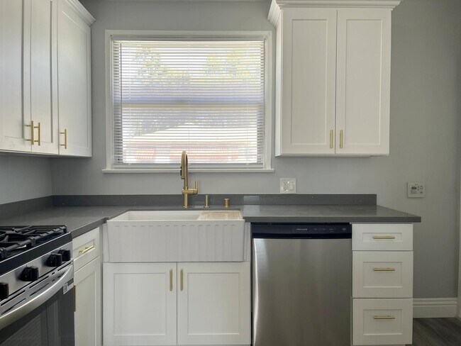 5444 Colfax Ave unit 3, North Hollywood, CA 91601 - photo 3