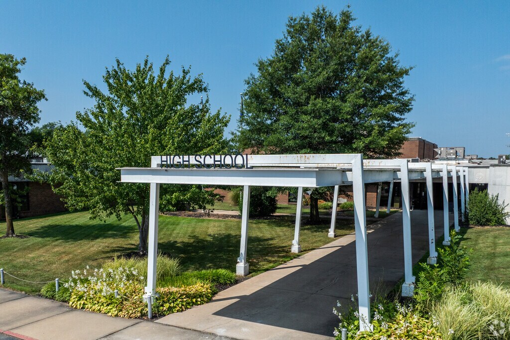 Riverton High School is recognized with a B grade by Niche, reflecting its steady performance.