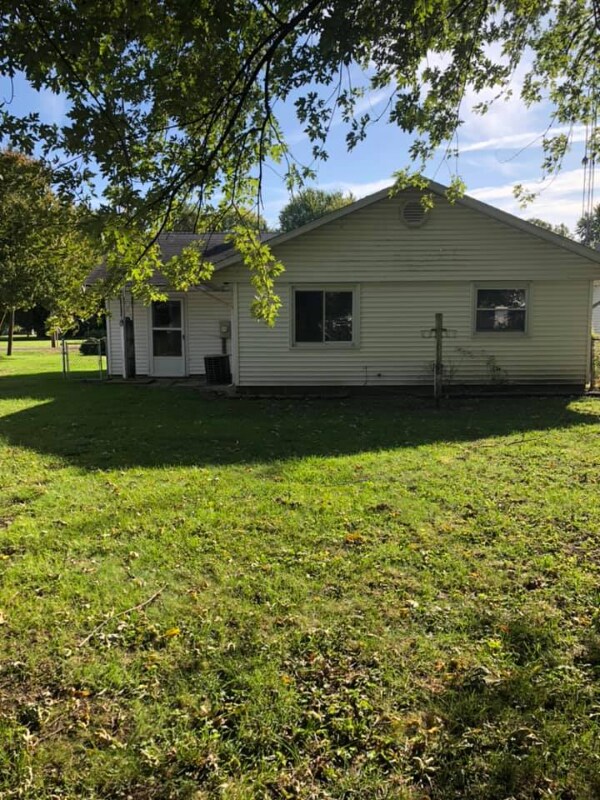 423 N Emmett St, Virden, IL 62690 - photo 2
