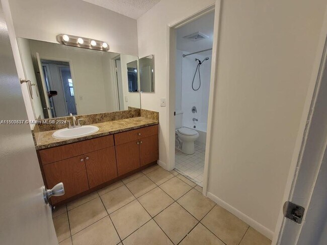 17951 NW 91st Ct unit 3, Hialeah, FL 33018 - photo 2