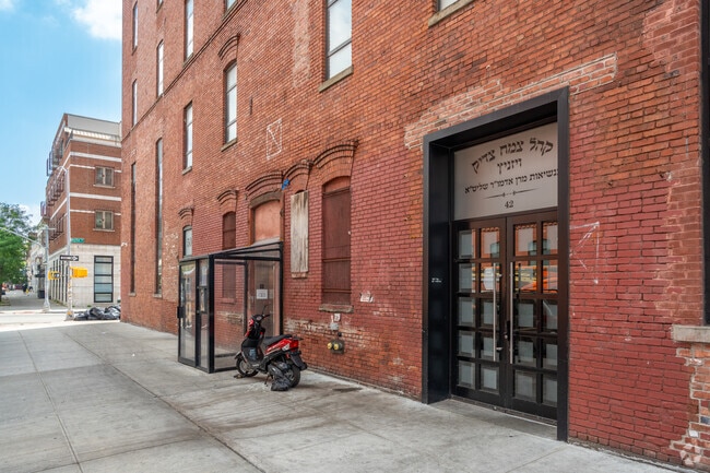 Main entrance to Talmud Torah Tzemach Tzadik Viznitz is located on Rutledge St.