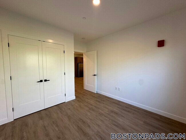199 Gardner St unit 208, Boston, MA 02132 - photo 4
