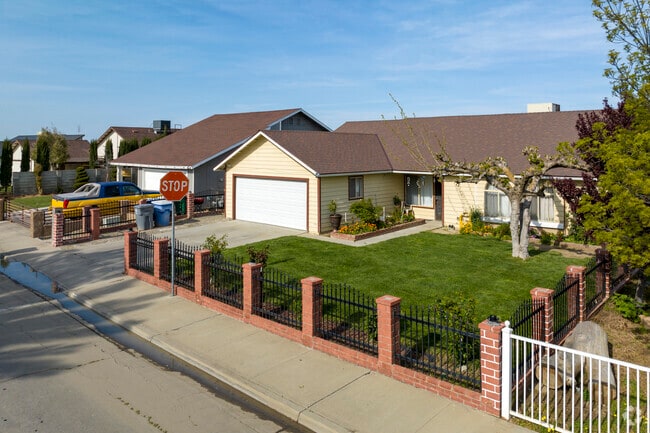 Well Maintained Homes And Sidewalks In Mendota