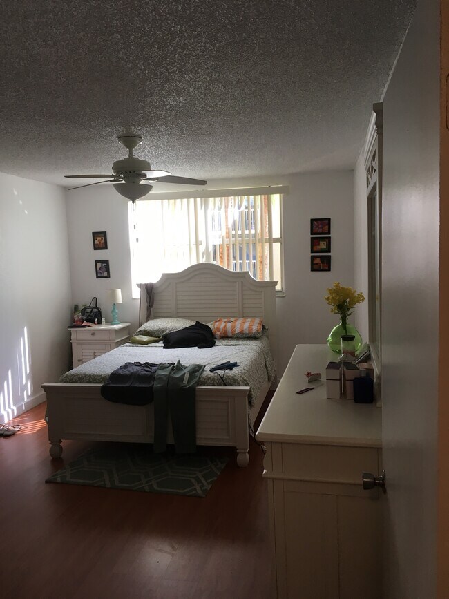 8215 Lake Dr unit 8215 Lake Drive Apt, Doral, FL 33166 - photo 5