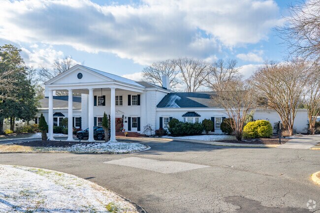 The National Golf Club is a popular place to go play in Fort Washington.