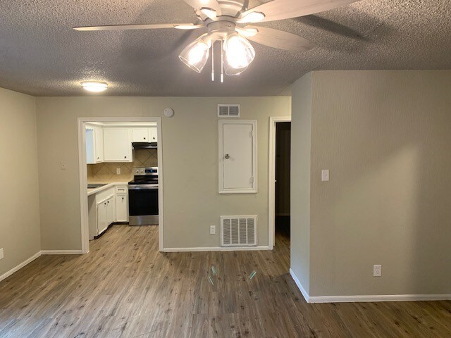 6205 Jackson Rd unit D7, Hitchcock, TX 77563 - photo 2