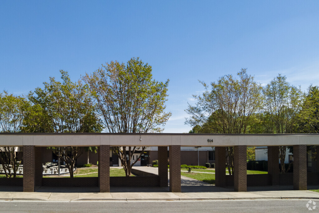 Main Entrance of Oak View Elementary School in Oakview Rd