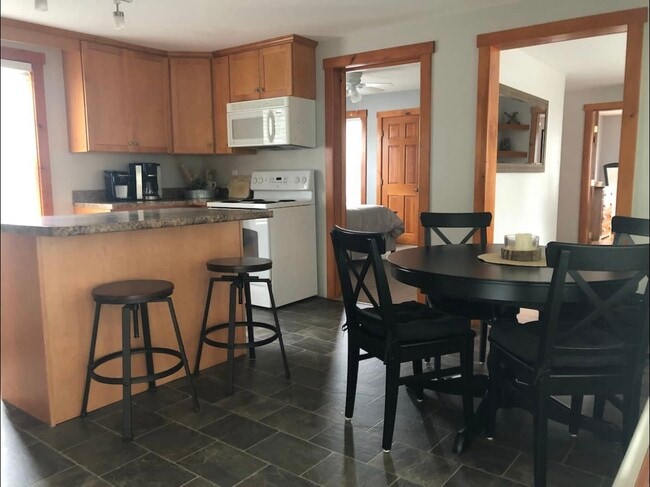 184 Thornton St unit 1, Manchester, NH 03102 - photo 5