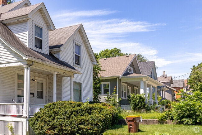 Jackson Oaks homes are older but offer charm that the newer builds do not in Jackson Oaks.