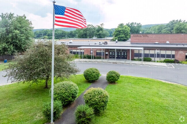 E.R. Crosby Elementary School has 303 students with a student-teacher ratio of 10 to 1.