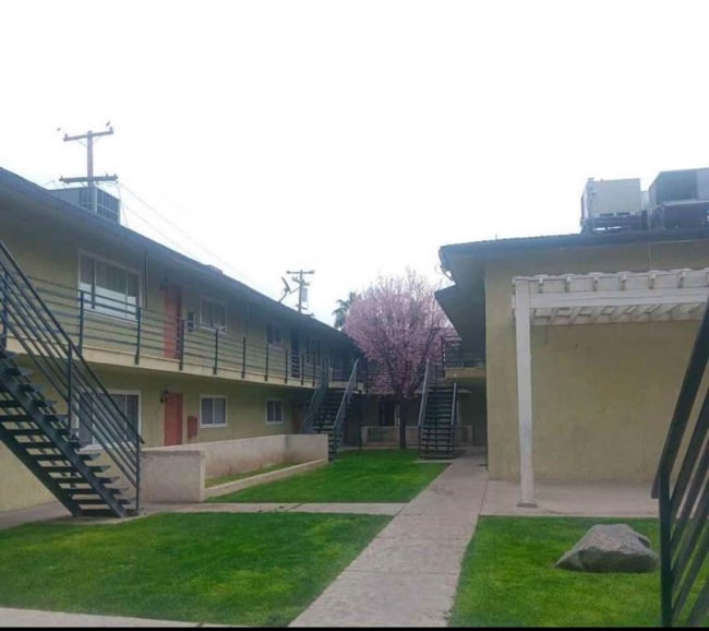 1511 Orange Dr unit 11, Bakersfield, CA 93305 - photo 3