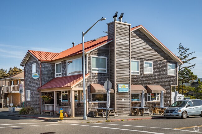The popular Osprey Cafe sits steps away from the Promenade and beachfront access.