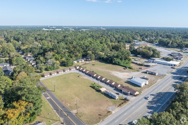 Cottages of the Grand Motel sit on the northern border of the Dixie Heights neighborhood.