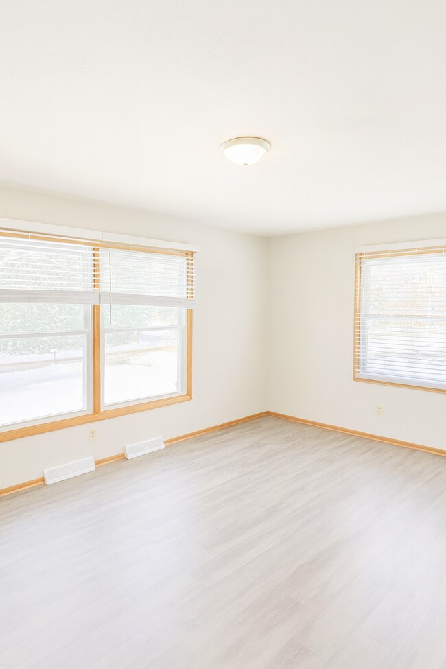 226 Oneida St, Delafield, WI 53018 - photo 4