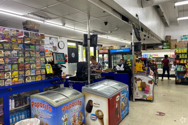 Grapeland Heights residents can find fresh produce and goods at their local supermarkets.