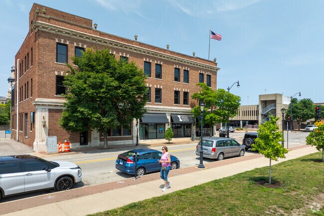 Live close to the downtown life just a short drive from Harvard Park.