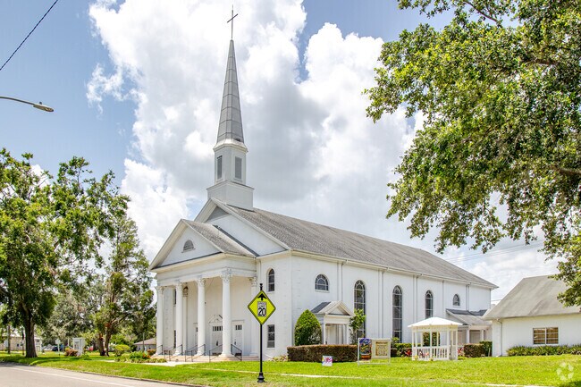 First Methodist Church in Zephyrhills South features Colonial Revival architecture.