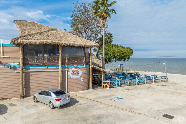 Noah’s Ark in Bacliff offers casual dining by the water.