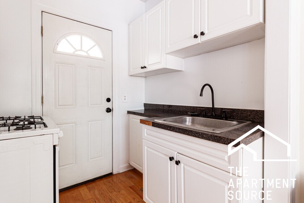 3823.5 N Fremont St unit W2, Chicago, IL 60613 - photo 1