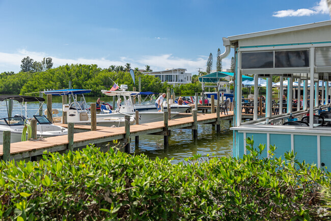 Palmer Point has popular nearby restaurants with waterfront dining and water sport activities.