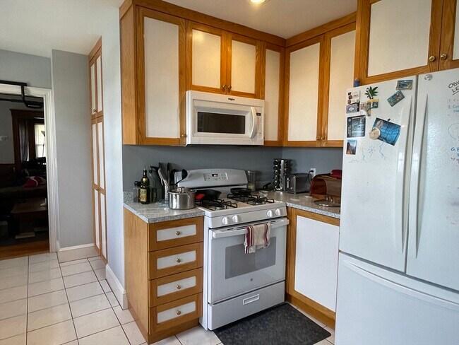 38 Ten Hills Rd unit 2, Somerville, MA 02145 - photo 4