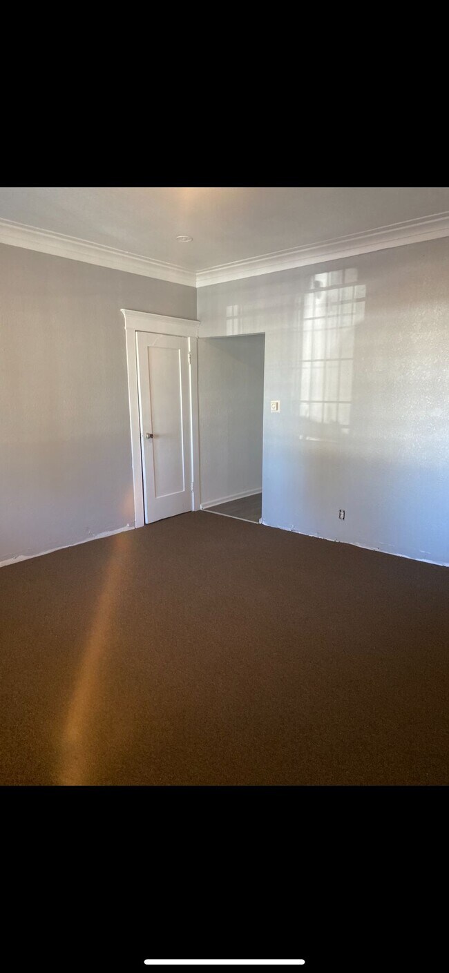 5263 S Figueroa St unit Bottomrightunit, Los Angeles, CA 90037 - photo 2