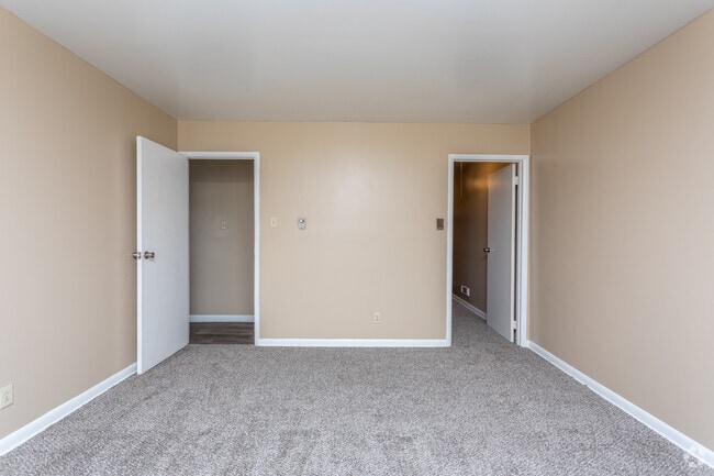 1BR, 1BA - 800 SF