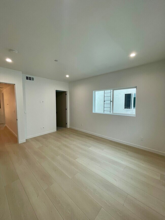 611 1/2 W 41st Place, Los Angeles, CA 90037 - photo 5