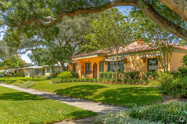 Imagine strolling the stunning, oak-covered sidewalks of Eagle Crest.