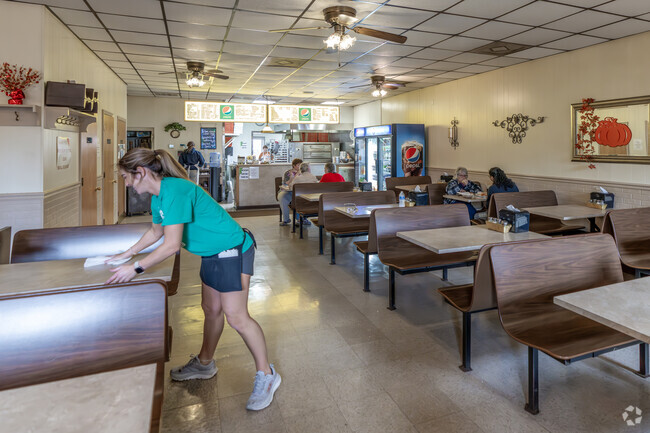 There are popular local restaurants like Vito’s for pizza nearby for Munster residents.