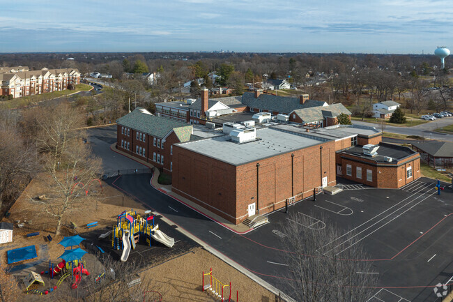 Students at George R. Robinson Elementary School have a 14 to 1 Teacher to student ratio.
