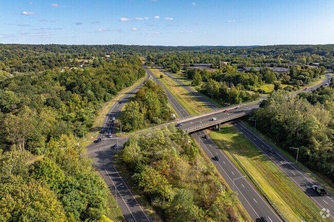 Interstate 84 links to I‑684 for drives into New York City.