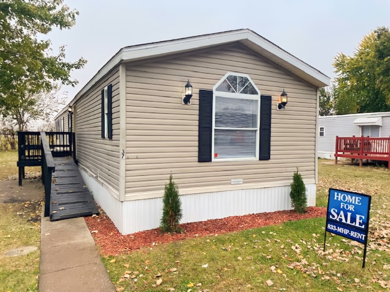 37 Village Ct, Mediapolis, IA 52637 - photo 1