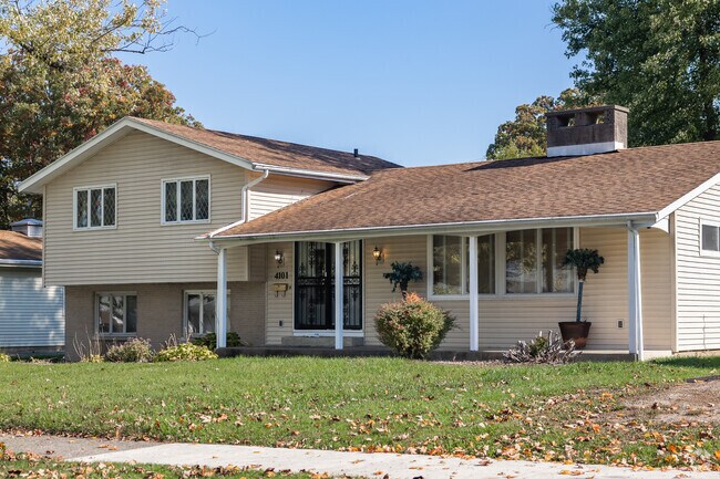 Find spacious split-level homes with large porches in Rudisill Plaza.