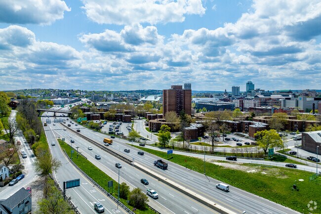 Franklin Plantation has easy access to I-290.