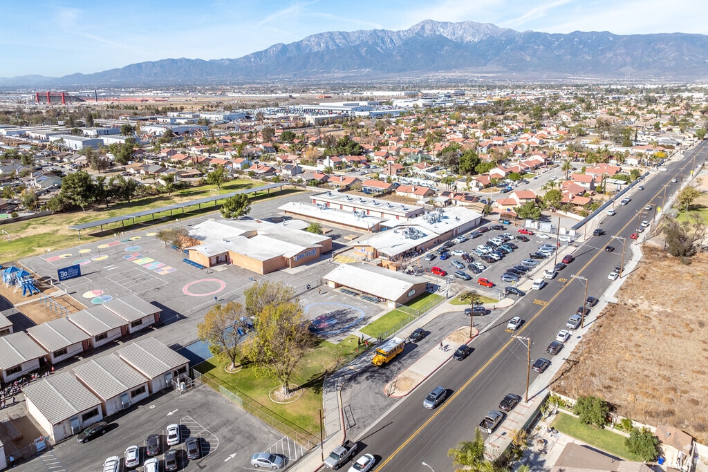 Live Oak Elementary School provides education in the neighborhood of Fontana.