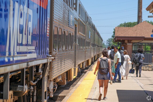 Residents of Carillon Club love the accessibility of the 59th Street Metra stop.