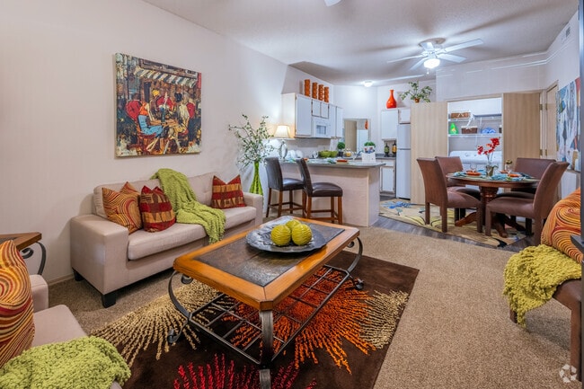 1BR, 1BA - 667SF - Living room