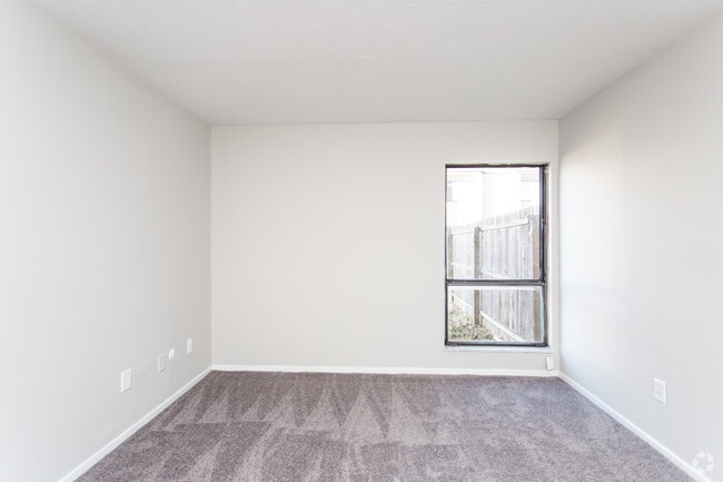 1BR, 1BA - 595 SF