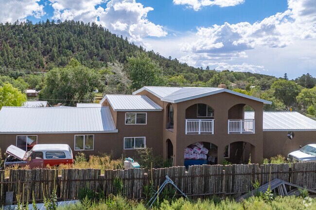 Large homes in rural areas can be found throughout Cañoncito.
