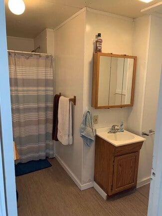 329 4th St Unit lower, Algoma, WI 54201