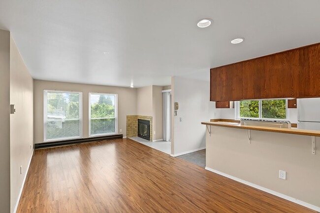 West Seattle Flats: Leasing Specials! Beautiful City Living Close to Beaches and Parks, Seattle, WA 98126 - photo 3