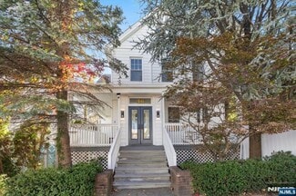 46 Garden Place, Edgewater, NJ 07020