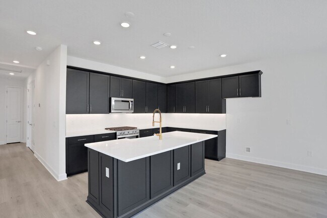 9015 Rothman Ln, Sarasota, FL 34240 - photo 7